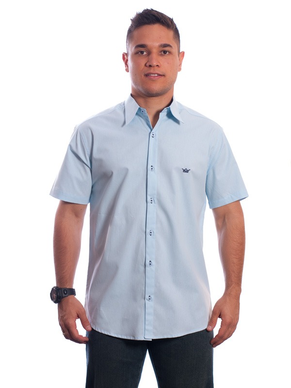 Camisa azul claro masculina manga curta detalhe