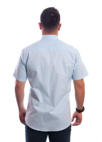 Camisa azul claro masculina manga curta detalhe
