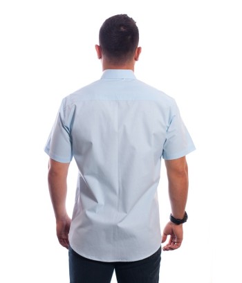 Camisa azul claro masculina manga curta detalhe