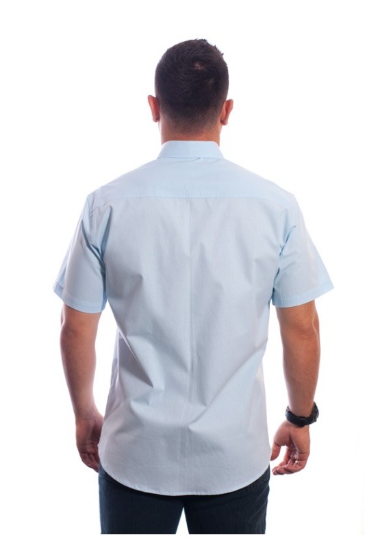 Camisa azul claro masculina manga curta detalhe