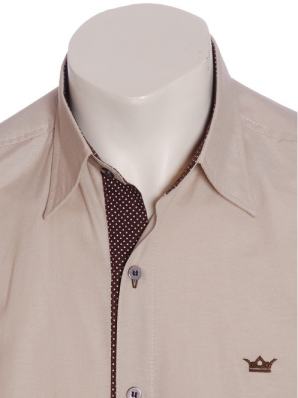 Camisa masculina de tricoline manga curta com detalhe de bolinha, cáqui Camisa masculina de tricoline manga curta com detalhe de bolinha, cáqui