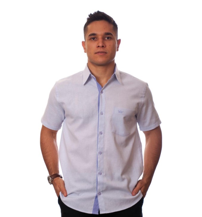 Camisa social masculina de algodão listrada com detalhe lilás, manga curta Camisa social masculina de algodão listrada com detalhe lilás, manga curta