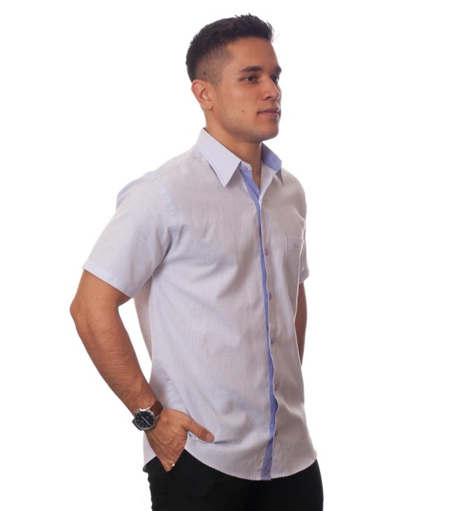 Camisa social masculina de algodão listrada com detalhe lilás, manga curta Camisa social masculina de algodão listrada com detalhe lilás, manga curta