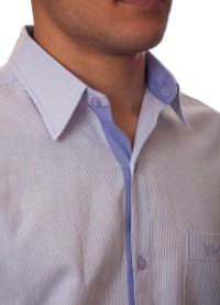 Camisa social masculina de algodão listrada com detalhe lilás, manga curta
