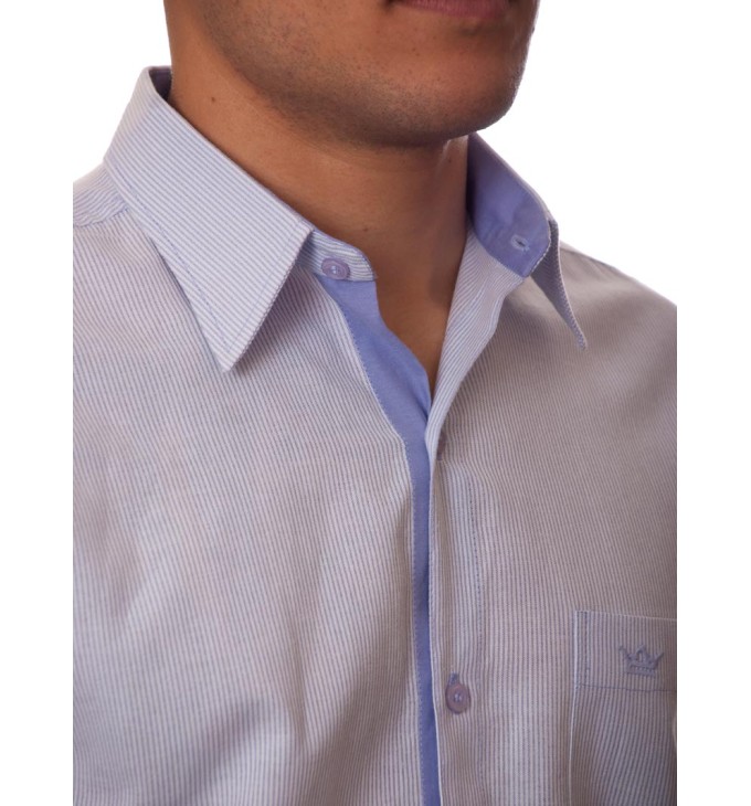 Camisa social masculina de algodão listrada com detalhe lilás, manga curta Camisa social masculina de algodão listrada com detalhe lilás, manga curta