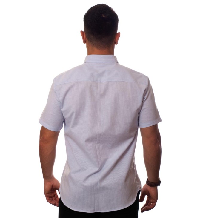 Camisa social masculina de algodão listrada com detalhe lilás, manga curta Camisa social masculina de algodão listrada com detalhe lilás, manga curta