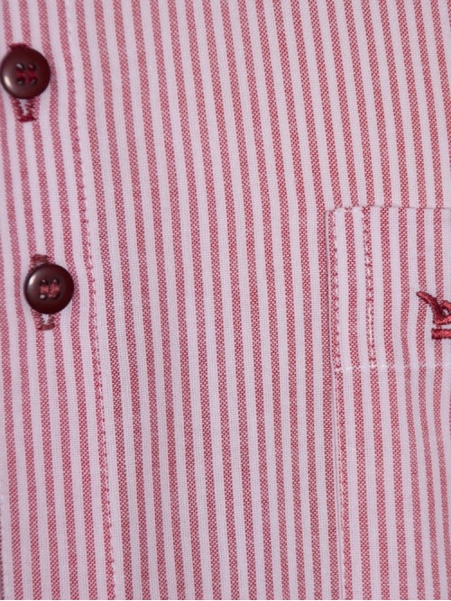 Camisa social masculina de algodão listrada com detalhe vinho, manga curta