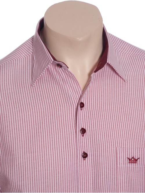 Camisa social masculina de algodão listrada com detalhe vinho, manga curta Camisa social masculina de algodão listrada com detalhe vinho, manga curta
