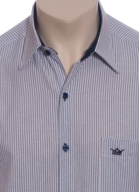 Camisa social masculina de algodão listrada com detalhe marinho, manga curta