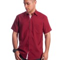 Camisa social masculina de microfibra manga curta com detalhe vinho