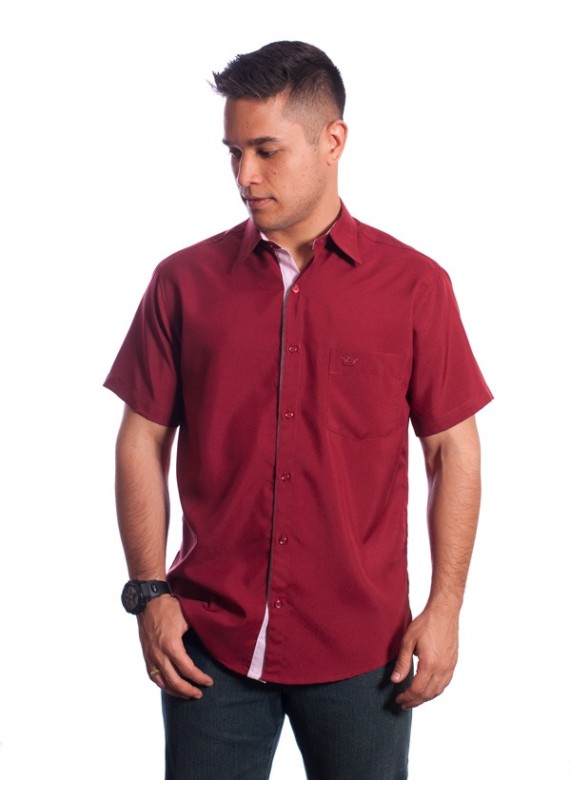 Camisa social masculina de microfibra manga curta com detalhe vinho