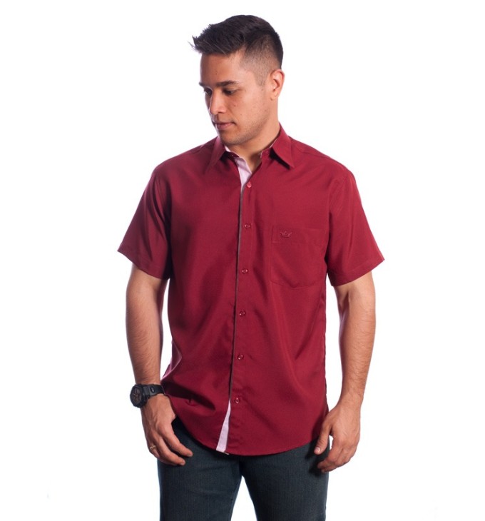Camisa social masculina de microfibra manga curta com detalhe vinho