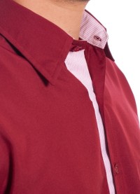 Camisa social masculina de microfibra manga curta com detalhe vinho