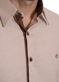 Camisa masculina de tricoline manga longa com detalhe de bolinha, cáqui