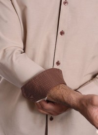 Camisa masculina de tricoline manga longa com detalhe de bolinha, cáqui