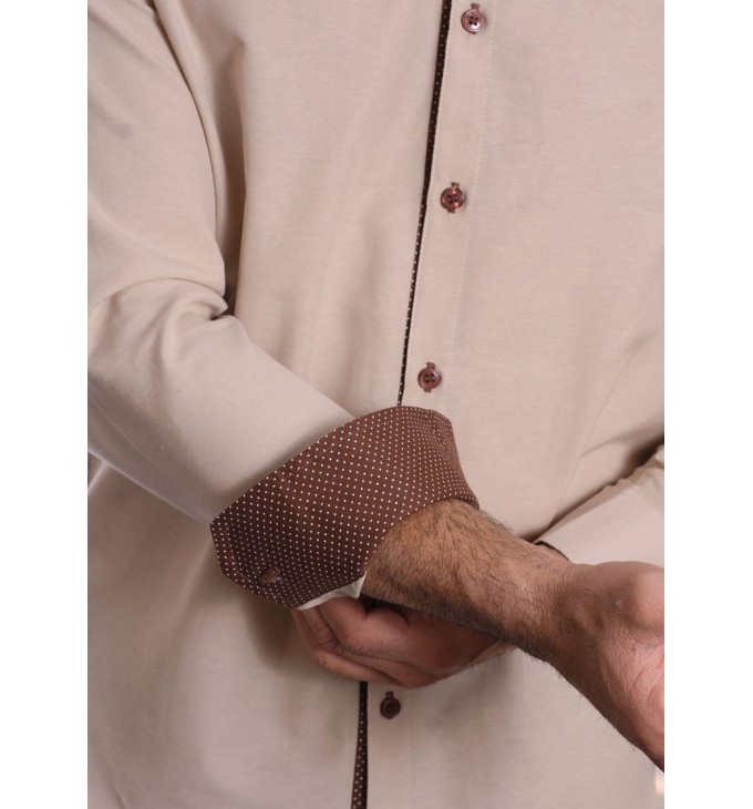 Camisa masculina de tricoline manga longa com detalhe de bolinha, cáqui Camisa masculina de tricoline manga longa com detalhe de bolinha, cáqui