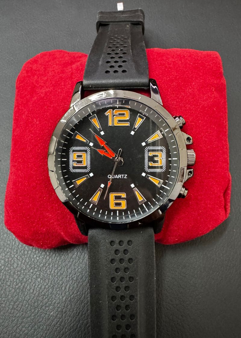 Relógio Masculino Quartz Preto com Detalhes Amarelos